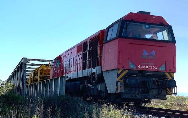 Treno porto industriale.