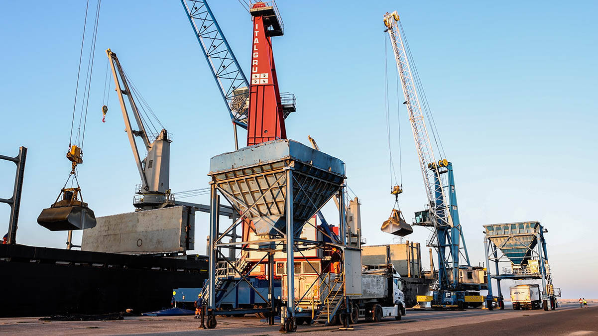 Porto di Oristano, la nave del pellet