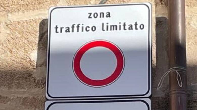 Cartello ztl zona traffico limitato Oristano