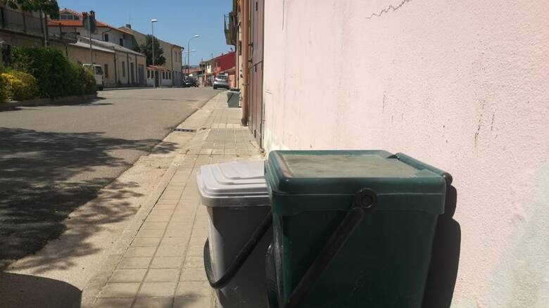 Si possono lasciare i bidoni della spazzatura sul marciapiedi?