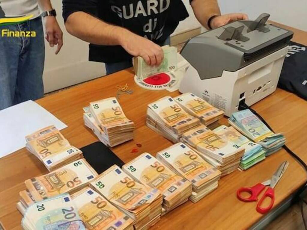 In auto nascosti 250 mila euro, erano sottovuoto e col peperoncino.  Denunciato dalla Guardia di finanza - LinkOristano