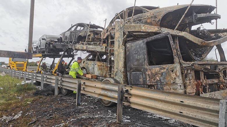 Camion in fiamme sulla 131