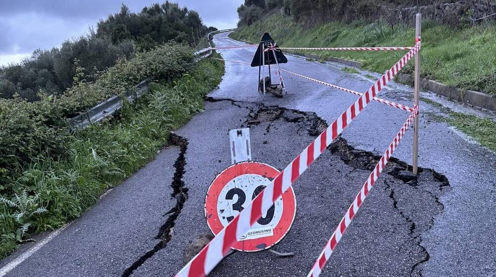 Seneghe strada monte cedimento