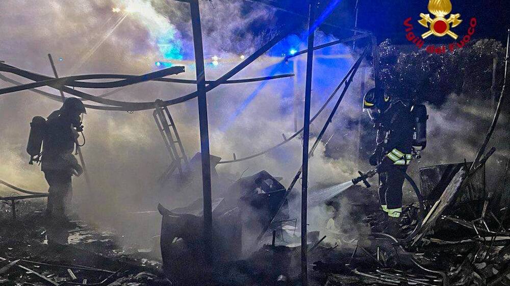 Incendio agri campeggio nardi Mari Ermi Cabras vigili del fuoco notte