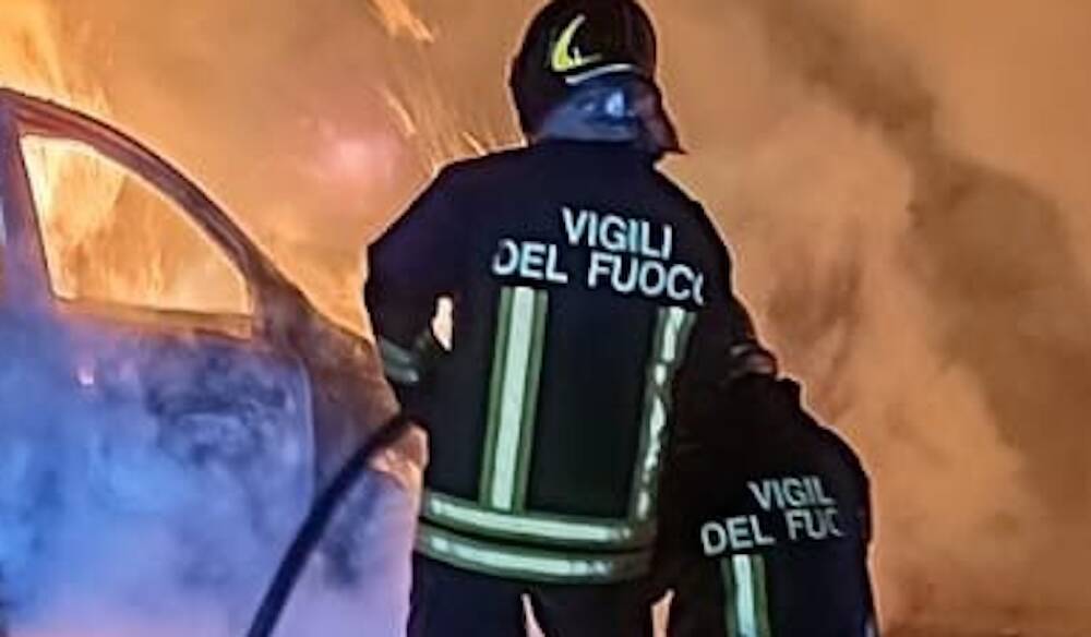 Vigili del fuoco notte auto incendiata