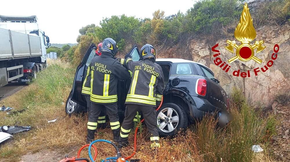 Incidente sp 90 Santa Teresa Gallura, intervento dei vigili del fuoco