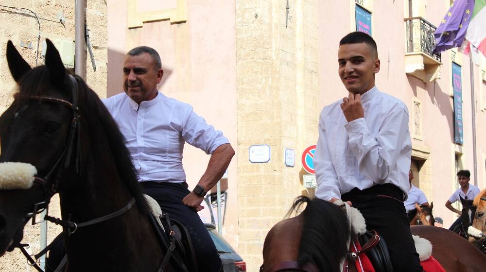 Gremio in festa per San Giovanni. Dopo un anno la bandiera lascia la casa dell'Oberaiu Majori