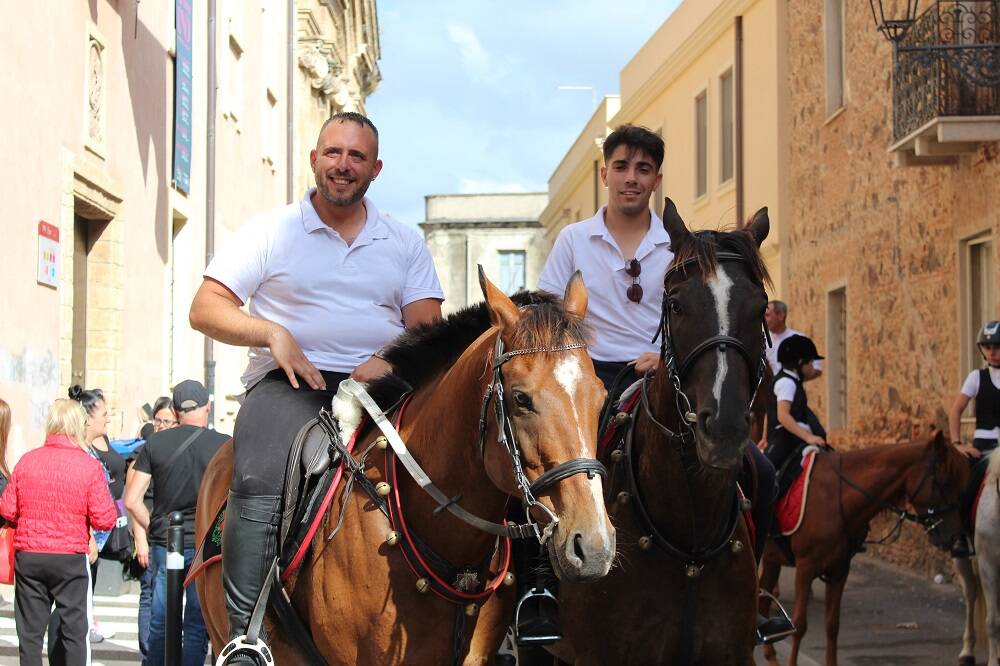 Gremio in festa per San Giovanni. Dopo un anno la bandiera lascia la casa dell'Oberaiu Majori