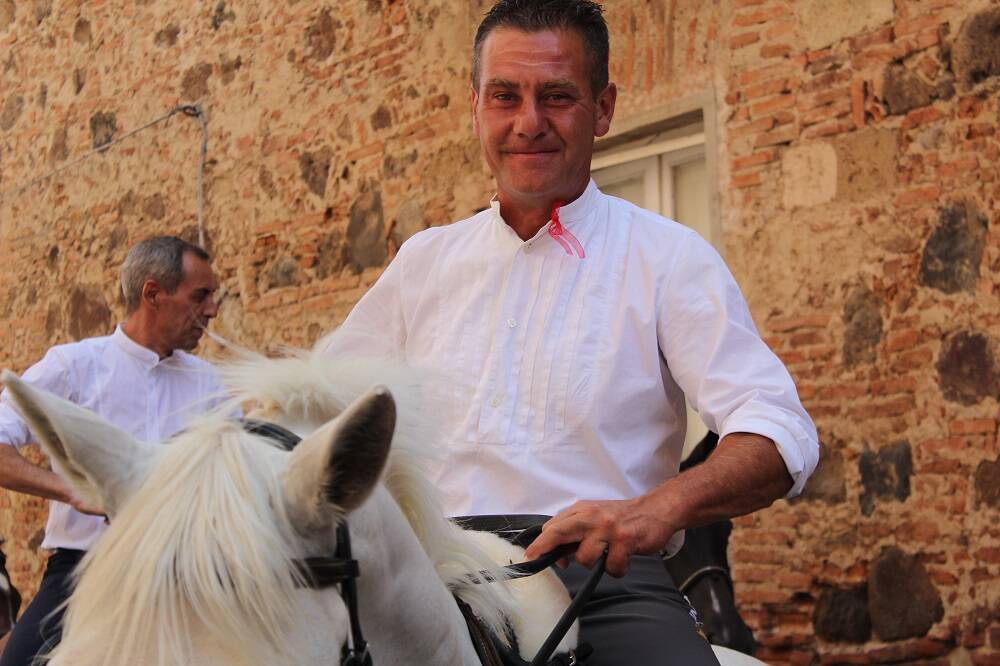 Gremio in festa per San Giovanni. Dopo un anno la bandiera lascia la casa dell'Oberaiu Majori