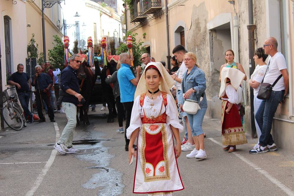 Gremio in festa per San Giovanni. Dopo un anno la bandiera lascia la casa dell'Oberaiu Majori