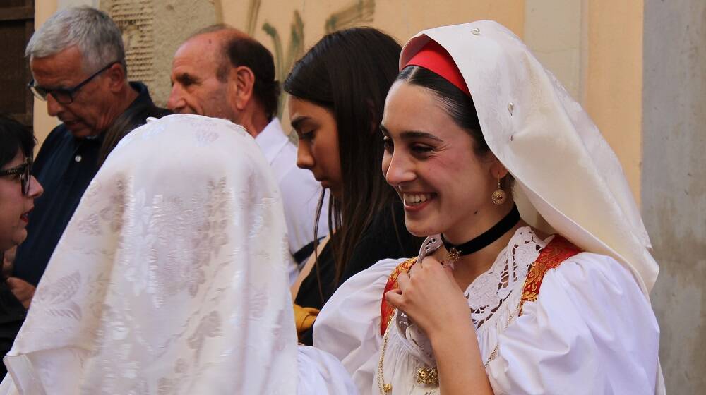 Gremio in festa per San Giovanni. Dopo un anno la bandiera lascia la casa dell'Oberaiu Majori