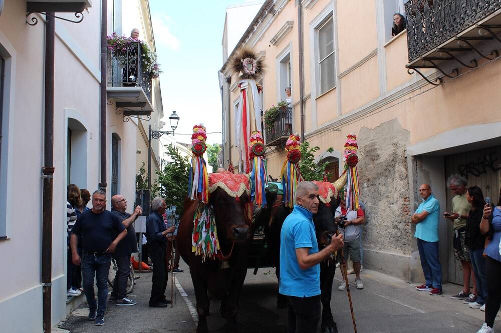 Gremio in festa per San Giovanni. Dopo un anno la bandiera lascia la casa dell'Oberaiu Majori