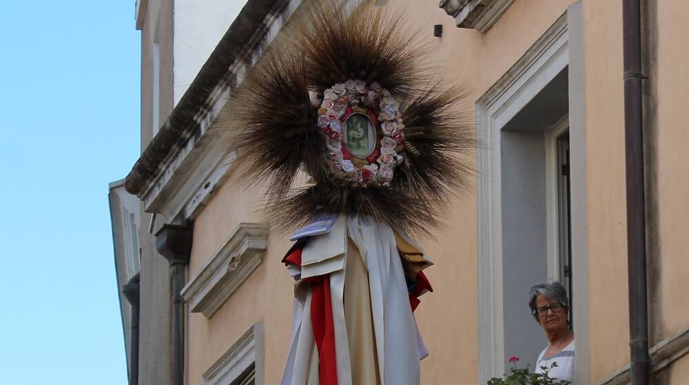 Gremio in festa per San Giovanni. Dopo un anno la bandiera lascia la casa dell'Oberaiu Majori