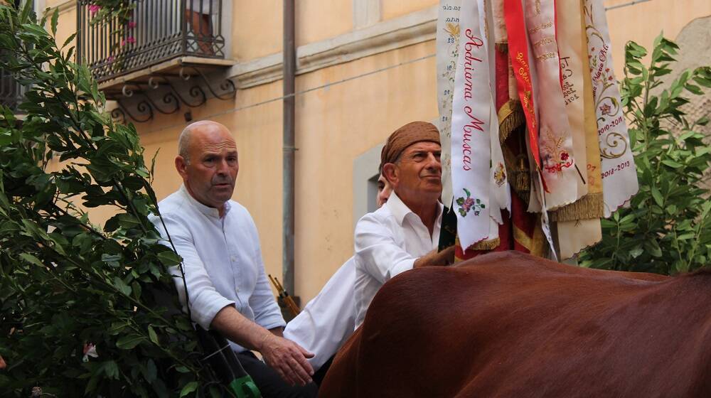 Gremio in festa per San Giovanni. Dopo un anno la bandiera lascia la casa dell'Oberaiu Majori