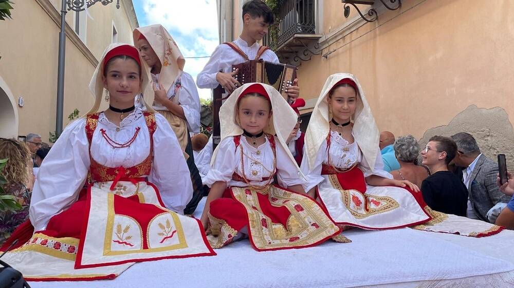 Gremio in festa per San Giovanni. Dopo un anno la bandiera lascia la casa dell'Oberaiu Majori