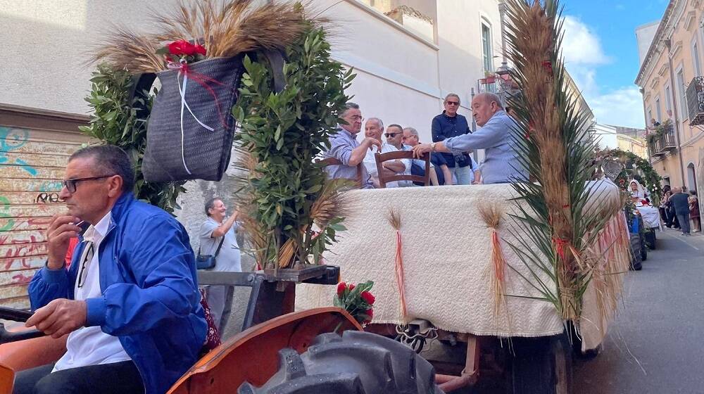 Gremio in festa per San Giovanni. Dopo un anno la bandiera lascia la casa dell'Oberaiu Majori