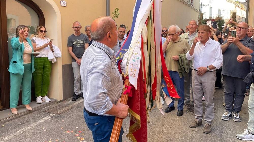 Gremio in festa per San Giovanni. Dopo un anno la bandiera lascia la casa dell'Oberaiu Majori