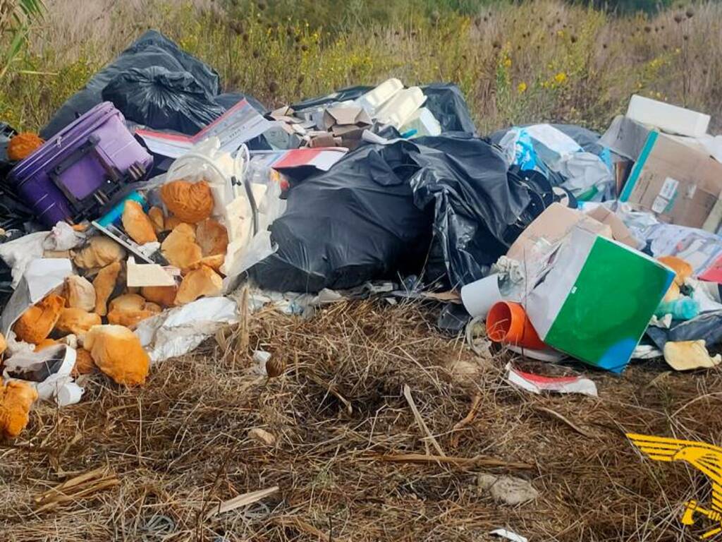 I rifiuti abbandonati nelle campagne di Santa Giusta, a Perdixedda