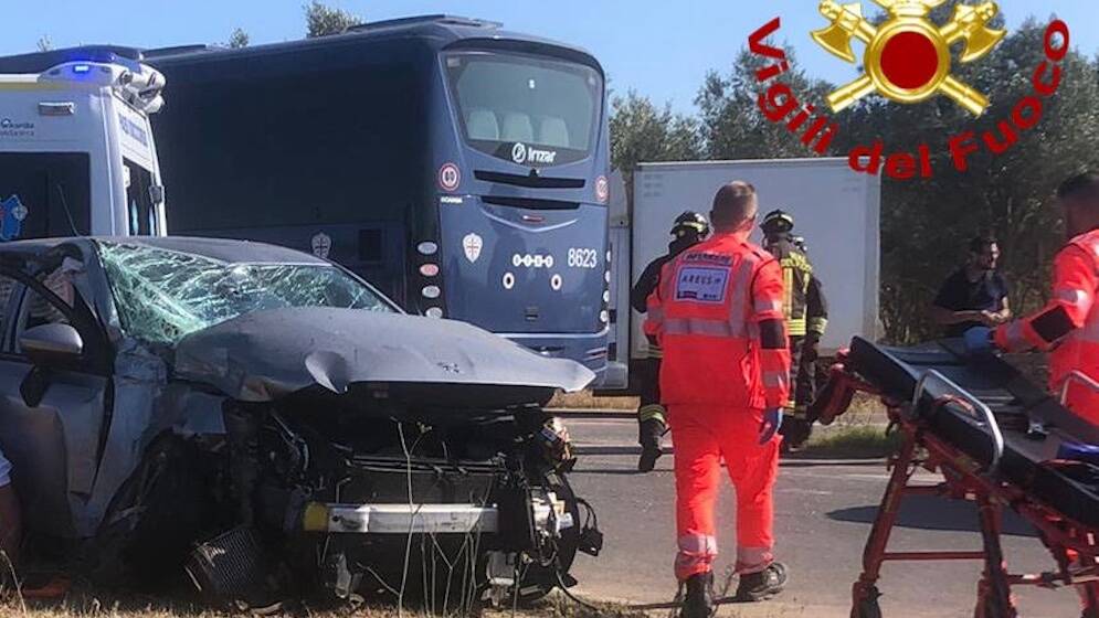 sassari bancali auto contro pullman