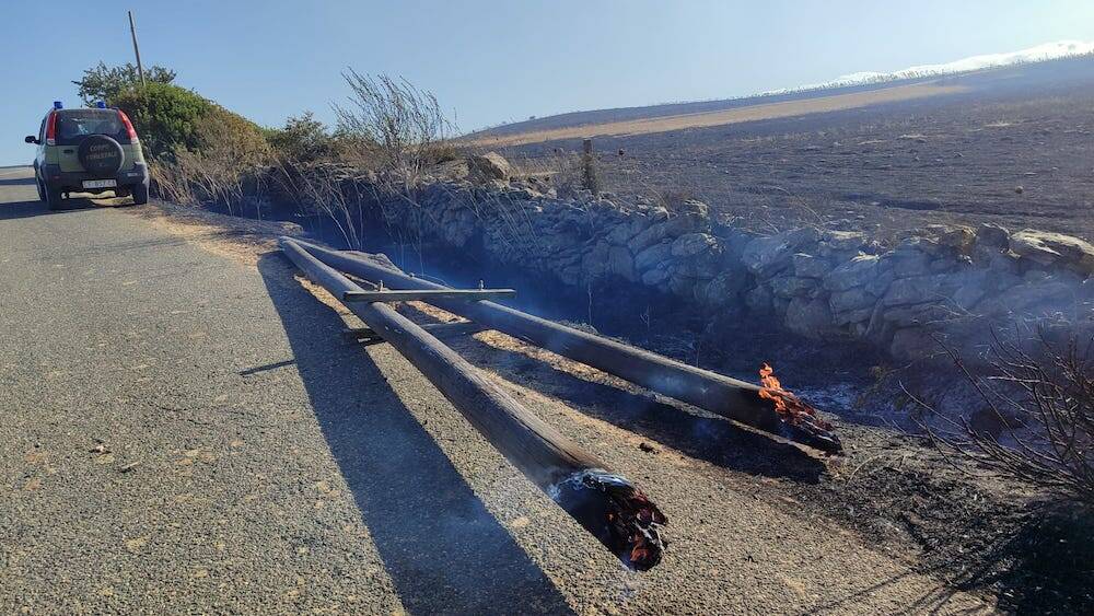 usellus incendio giara pali bruciati linee elettriche