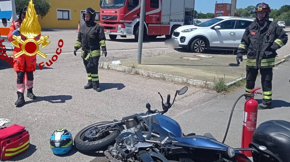 I soccorsi intervenuti ad Arzachena, dopo l'incidente in cui sono rimasti coinvolti una moto e un camion