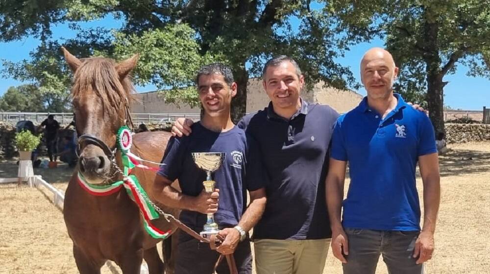 Il cavallo Ugolino con Luca Melis, il sindaco di Laconi Salvatore Argiolas e il direttore di AARSardegna Aldo Manunta