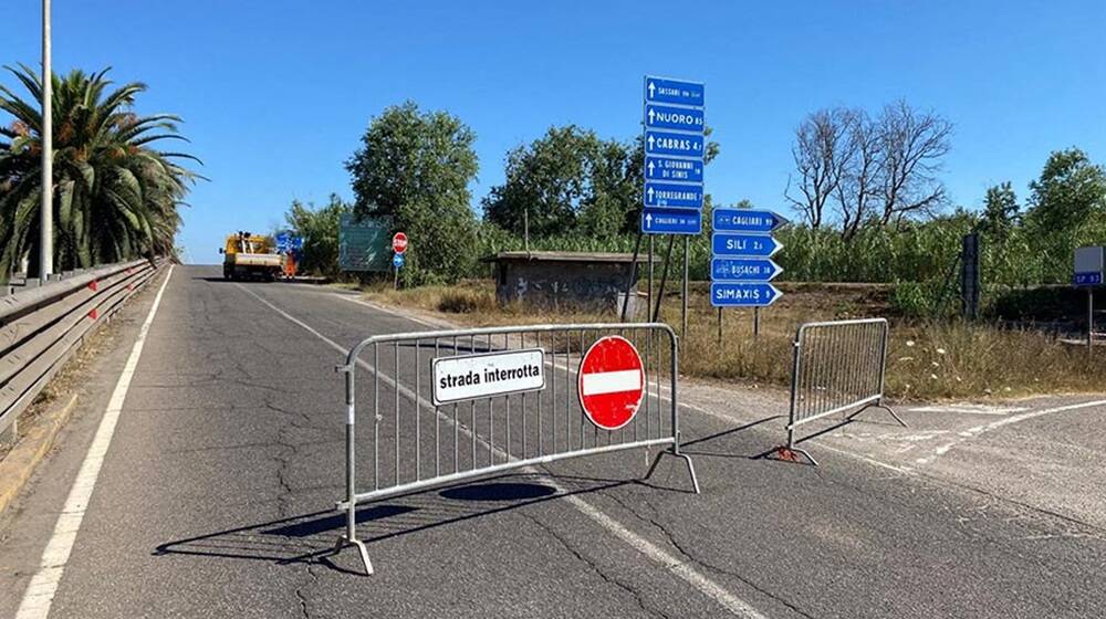 L’imboccatura del nuovo ponte sul Tirso sbarrata dalle transenne, in vista dei lavori