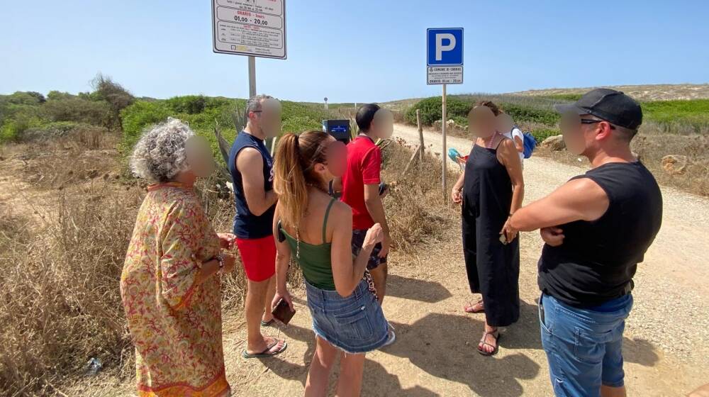 Maimoni - Fila alla colonnina per pagare il parcheggio