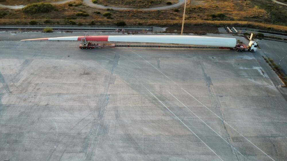 Una pala eolica nel piazzale del porto industriale di Oristano-Santa Giusta - Foto dal gruppo "Sos presidi Oristano stop eolico"