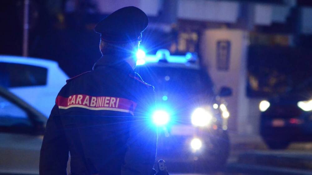 Carabinieri - notte - auto - strada