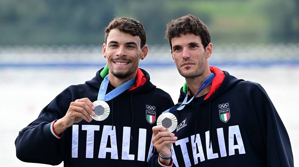 Gabriel Soares e Stefano Oppo con la medaglia d'argento - Foto Canottaggio.org / Mimmo Perna