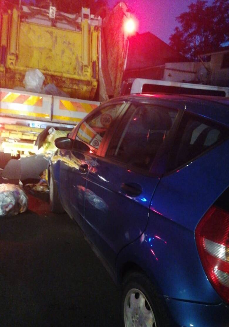 Incidente via Cagliari Oristano - camion spazzatura auto