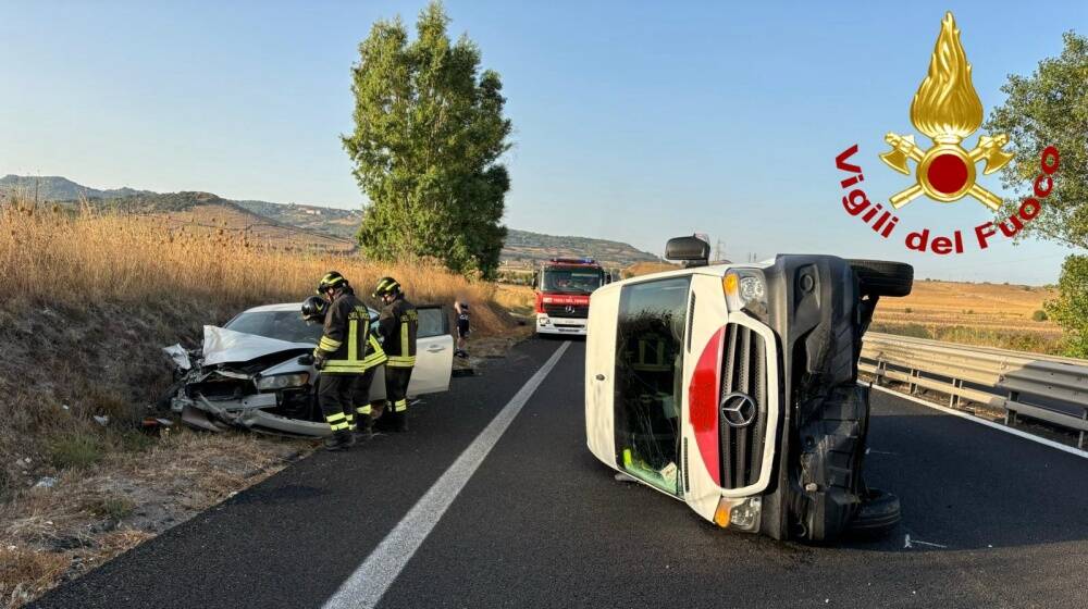 Incidente 131 km 171 - furgone ribaltato 