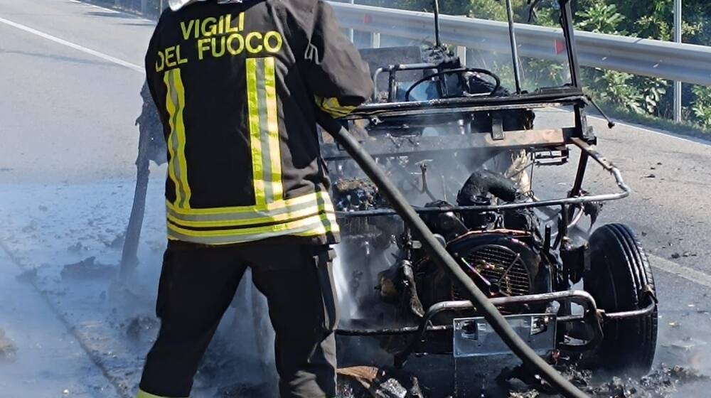 Auto a fuoco statale 125 - Vigili fuoco 