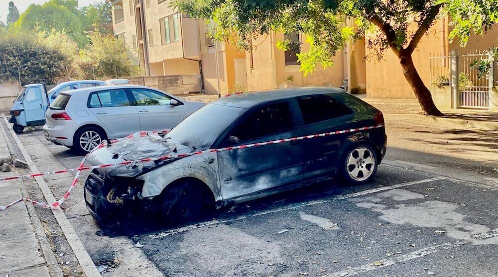 Oristano via pietro sotgiu torangius auto bruciata attentato vigili del fuoco