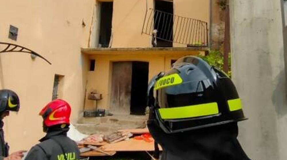 I vigili del fuoco intervenuti a Laconi, il giorno dell'esplosione