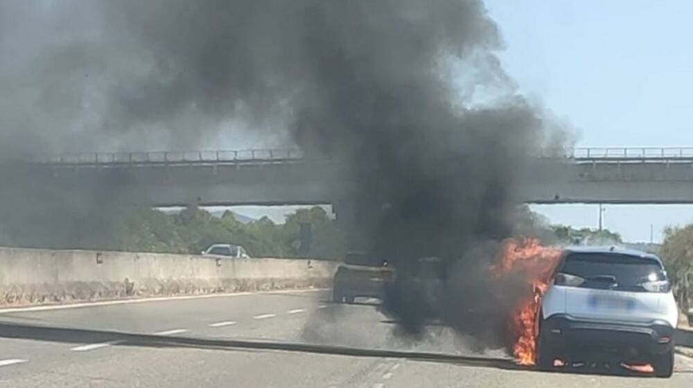 L'auto a fuoco lungo la 131