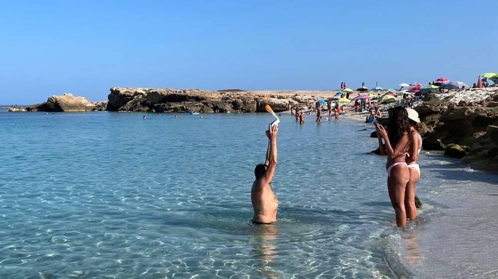 Spiagge oristanesi affollate l'ultimo fine settimana di agosto