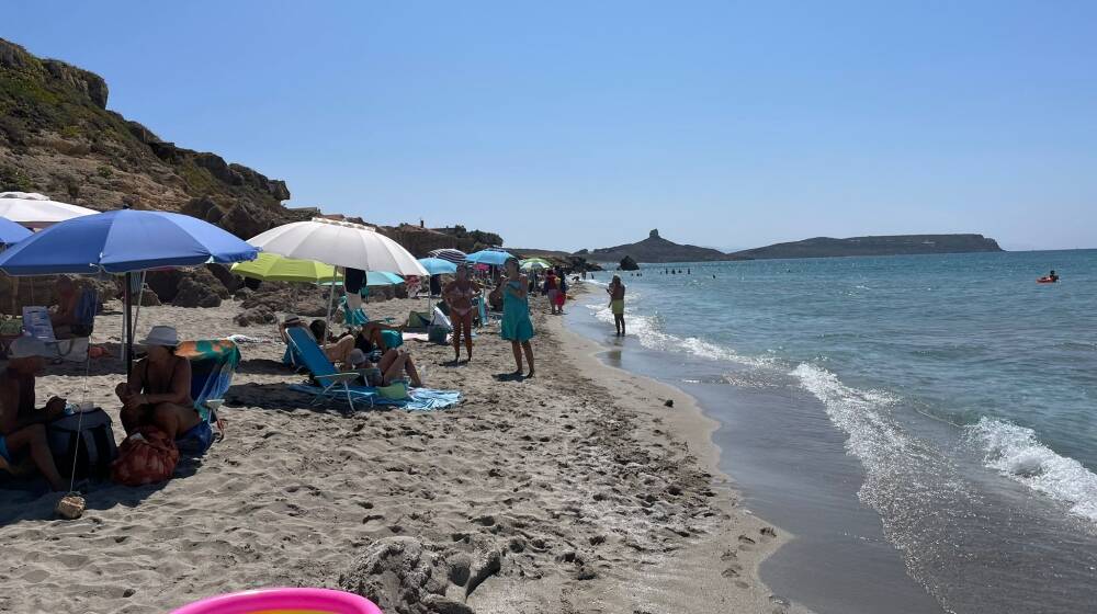 Spiagge oristanesi affollate l'ultimo fine settimana di agosto