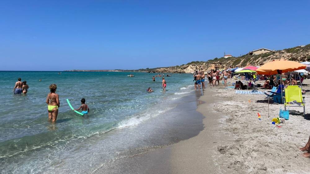 Spiagge oristanesi affollate l'ultimo fine settimana di agosto