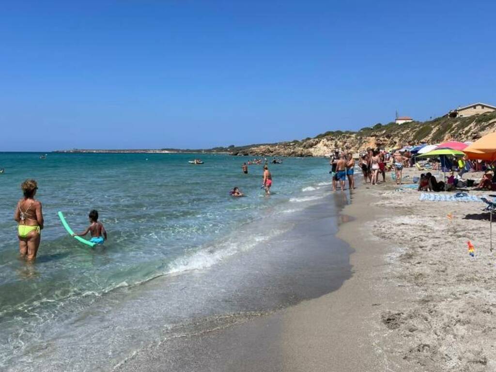 Spiagge oristanesi affollate l'ultimo fine settimana di agosto