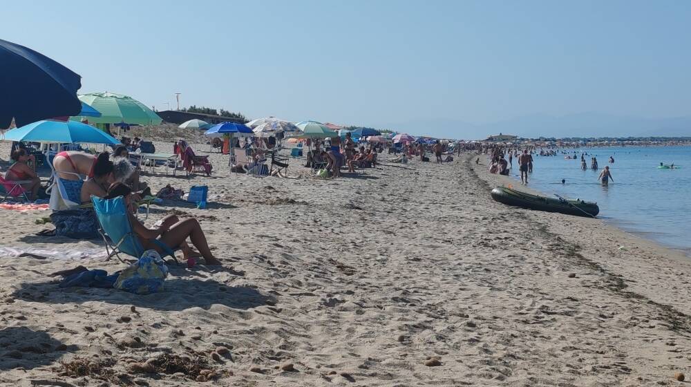 Spiagge oristanesi affollate l'ultimo fine settimana di agosto