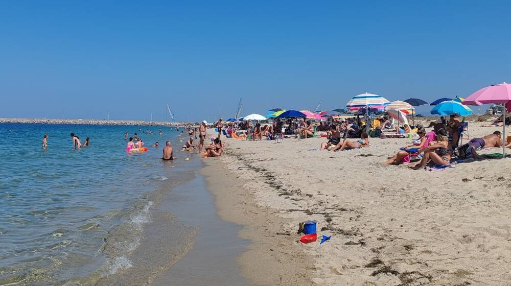 Spiagge oristanesi affollate l'ultimo fine settimana di agosto