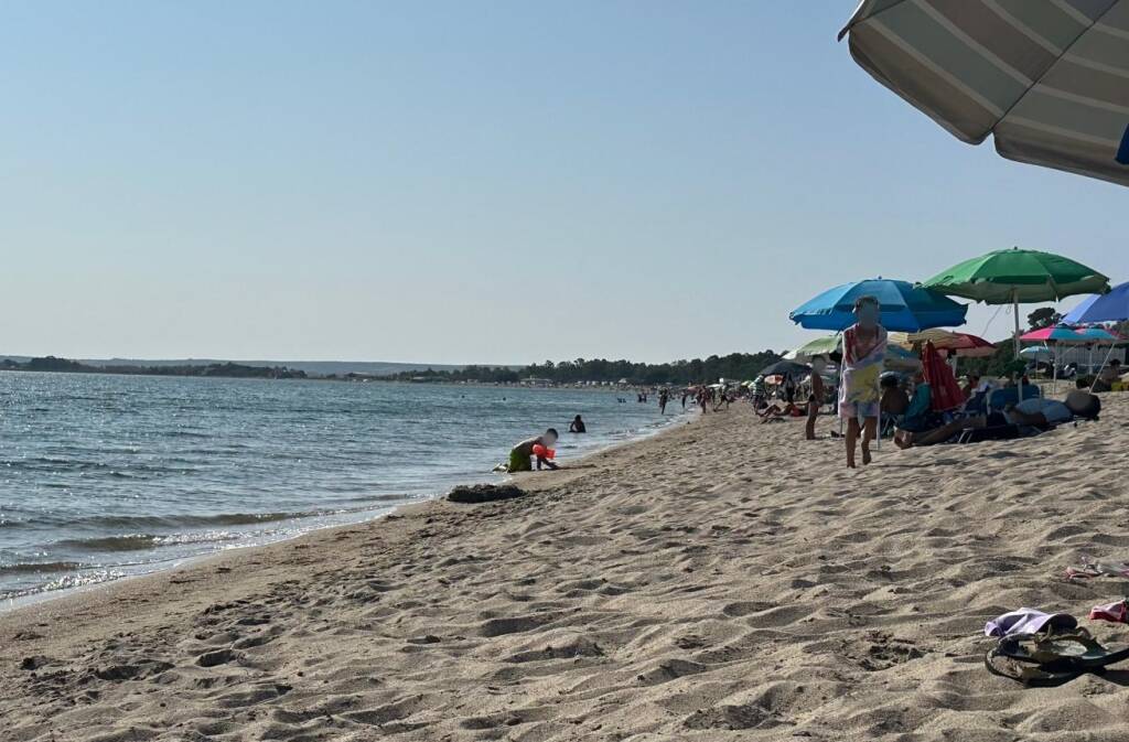 Spiagge oristanesi affollate l'ultimo fine settimana di agosto