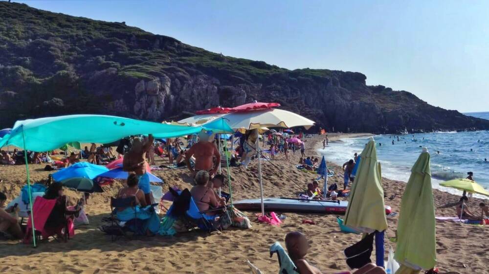 Spiagge oristanesi affollate l'ultimo fine settimana di agosto