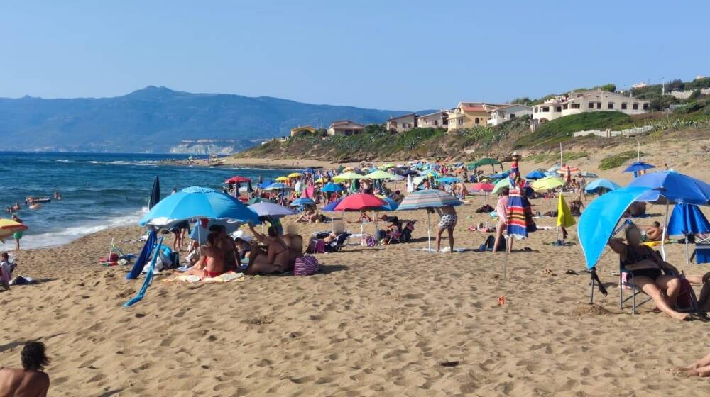 Spiagge oristanesi affollate l'ultimo fine settimana di agosto