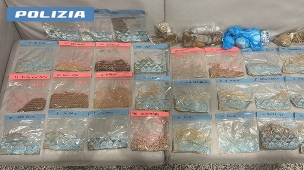 Alcuni sacchetti di sabbia, ciottoli e conchiglie sequestrati dalla polizia