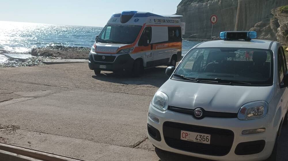 Capitaneria di porto e ambulanza intervenute nella marina di Cuglieri per la morte di un turista