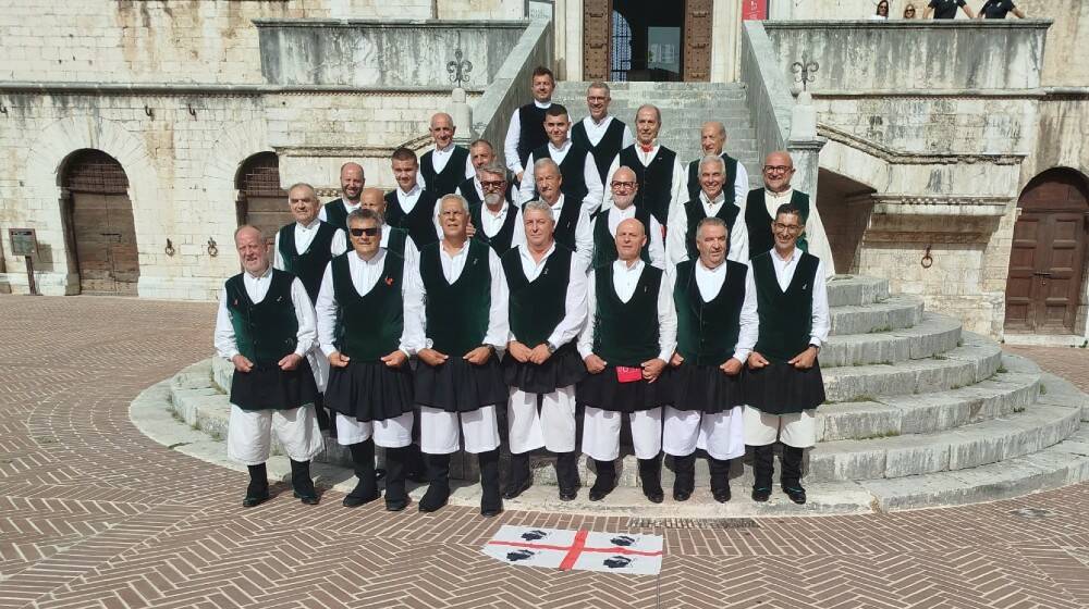 Il Coro La Vega di MIlis in piazza del Campo, a Siena