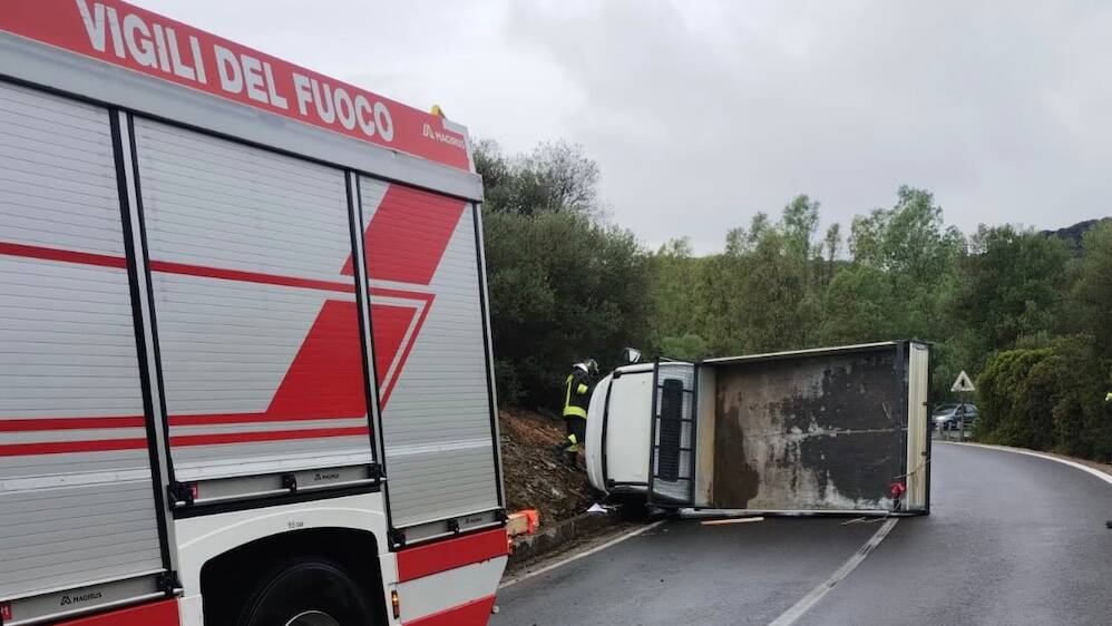 siniscola incidente stradale vigili del fuoco camion ribaltato